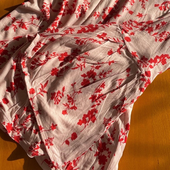 FLAT Rs. 500 (free ship) H&M Cute floral top with bell sleeves - Picture 2 of 8